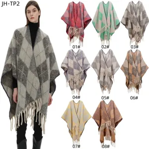 Scialle in maglia a rombi con frange disponibile in otto diverse varianti di colore