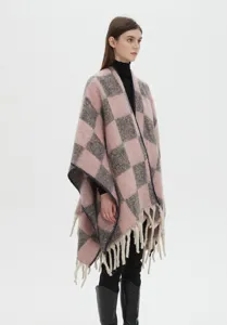 Mannequin portant un châle jacquard à carreaux en mohair épais à franges