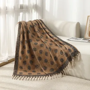 Couverture douillette en faux mohair marron avec des pois jacquard et des franges