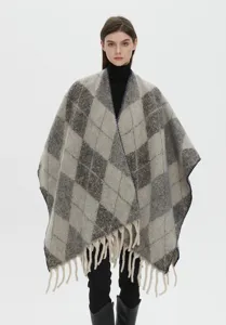 Scialle grigio in filato bouclé a rombi con eleganti frange per l'autunno inverno