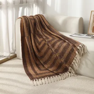 Nordische Wohndecke in Mohair-Optik mit geometrischen Streifen und dekorativen Fransen