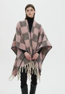 Vue complète du poncho en mohair à carreaux rose et gris avec détails de franges.
