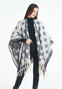 Elegante chaqueta de chal de invierno en mohair con lunares lucida por una modelo