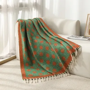 Couverture en jacquard à pois vert forêt et orange avec détails de franges déco