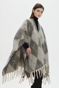 Dettaglio dello scialle jacquard a rombi spesso con frange e trama in mohair