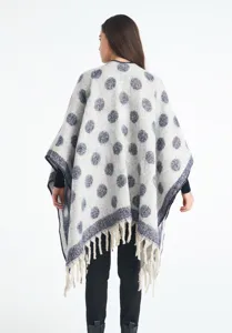 Vista trasera de un poncho grueso de lunares con textura de mohair y flecos