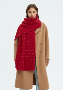 Weicher roter Winterschal mit bunten Streifen über einem schicken klassischen Kamelmantel