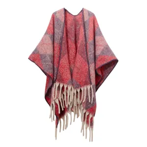 Dettaglio dello scialle invernale a quadri rosso e blu con spessa texture mohair e frange
