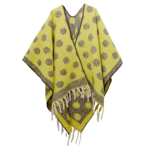 Vista detallada de poncho de jacquard de lunares grueso con flecos