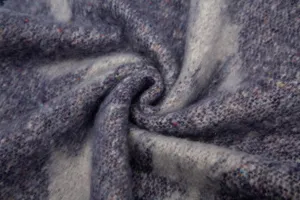 Detalle macro de hilo boucle de imitación de mohair suave con diseño de pata de gallo.