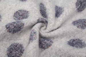 Gros plan sur la texture jacquard à pois en imitation mohair pour châle d'hiver chaud
