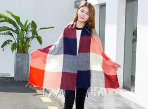 Detail van een zachte rood-blauwe geruite sjaal gedragen door een vrouwelijk model