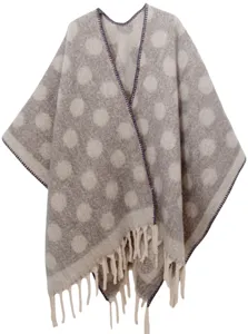 Detalle de cerca del chal de mohair gris con lunares blancos y flecos largos suaves