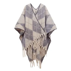 Dettaglio ravvicinato di uno scialle in maglia argyle con frange e trama in finto mohair