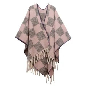Châle en mohair à carreaux rose et gris avec détails de franges