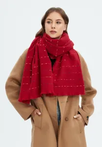 Detailansicht eines weichen roten Weihnachtsschals mit bunten Streifen am Model