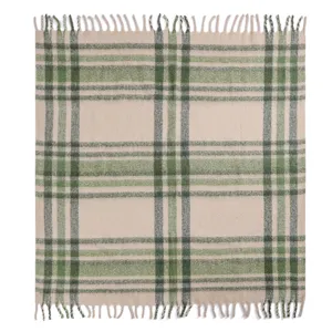 Vista de detalle de la manta de cuadros de imitación de mohair con flecos decorativos