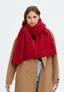 Detailaufnahme eines festlichen roten Schals mit bunten Streifen und einem beigen Mantel.