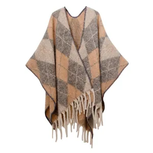 Dettaglio del poncho in maglia a rombi con spesse frange per l'autunno e inverno