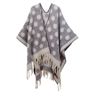 Poncho de mohair gris a lunares con elegante dobladillo de borlas para el invierno.