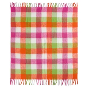 Detalle de una vibrante manta a cuadros de imitación de mohair con flecos suaves