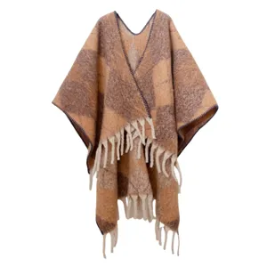 Poncho invernale a scacchi con nappe in morbido filato bouclé spesso simil mohair