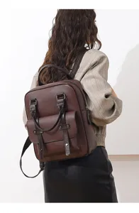 Brauner Vintage-Lederrucksack, getragen von einem Modell in einem modischen Outfit.
