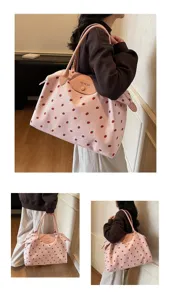 Grande borsa da viaggio rosa con stampa a fragole, manici in pelle e logo NINGJIA