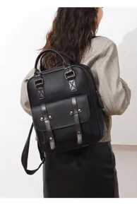Rückansicht eines schwarzen Retro-Rucksacks aus Kunstleder mit braunen Riemen am Modell