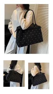 Elegante borsa da viaggio grande nera da donna con stampa fragola e manici in pelle