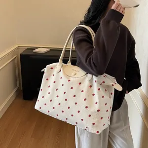 Dettaglio borsa da viaggio leggera con motivo a fragole e patta in pelle NINGJIA