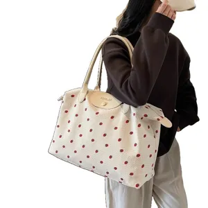 Grande borsa da viaggio con stampa a fragole per il pendolarismo alla moda