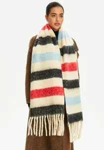 Sciarpa a righe in finto mohair con frange indossata da modella su fondo bianco