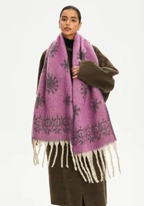 Detailansicht eines lila Schals mit Schneeflocken-Jacquard und Quasten