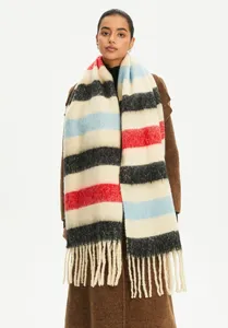 Vista dettagliata di una sciarpa a righe in finto mohair con nappe morbide ed eleganti