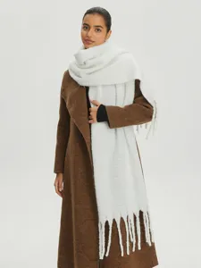 Elegante sciarpa bianca simil-mohair con filo lucido e spesse nappe per il calore invernale.