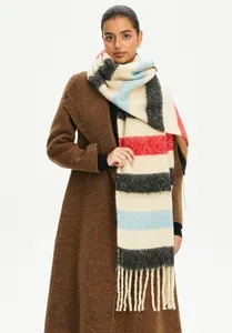 Sciarpa invernale a righe in finto mohair con frange lunghe indossata da una modella