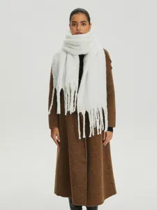 Elegante sciarpa bianca in finto mohair con filato bouclé, frange e discreti glitter
