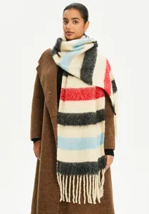 Vista dettagliata di una calda sciarpa a righe effetto mohair con frange su un cappotto marrone.