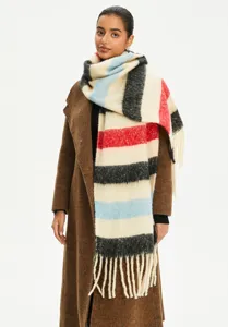 Sciarpa a righe calda effetto mohair con frange presentata su un outfit di modella