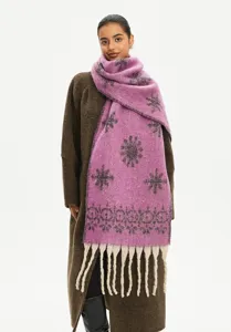 Detailansicht des lila Schals aus Mohair-Imitat mit Schneeflocken und Fransen