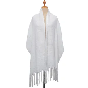 Dettaglio di uno scialle bianco in finto mohair con filo metallizzato e spesse frange lunghe