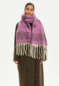 Detail des lila Schals mit Schneeflocken-Jacquard, Mohair-Haptik und Fransen