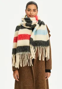 Primo piano di una modella che indossa una sciarpa a righe effetto mohair con lunghe frange