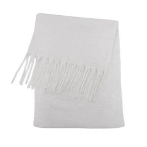 Dettaglio di una sciarpa bianca in finto mohair con filo metallico e lunghe frange spesse