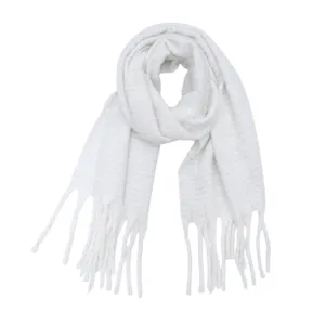 Dettaglio sciarpa bianca in finto mohair con accenti in seta lucida e nappe spesse