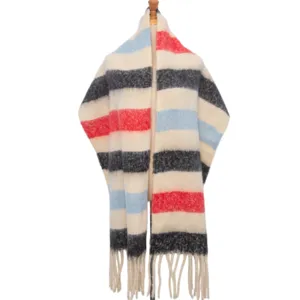 Vista dettagliata di una morbida sciarpa a righe effetto mohair con frange eleganti