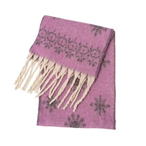 Nahaufnahme eines lila Schals mit Schneeflocken-Jacquardmuster und hellen Fransen