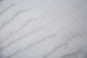 Dettaglio macro della sciarpa in finto mohair bianco con sottili fili d'argento lucidi