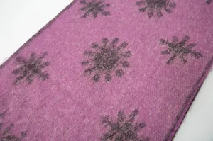 Nahaufnahme des violetten Schneeflocken-Jacquard-Musters auf dem weichen Webschal